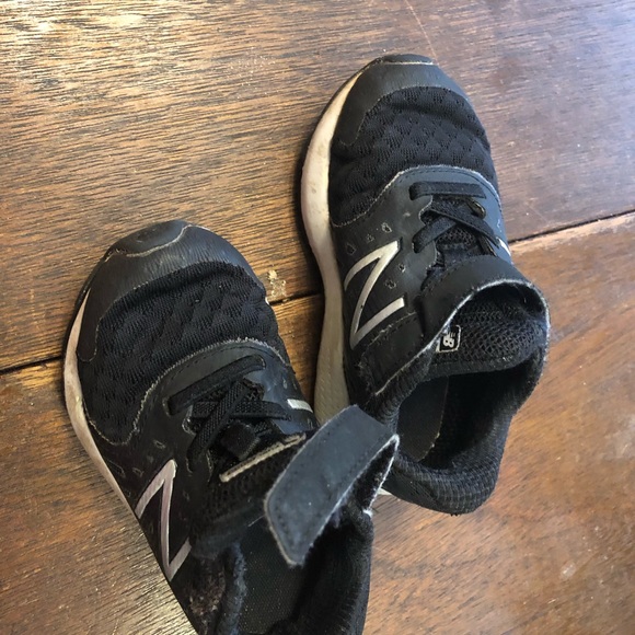 Size 8 Boys Black New Balance Sneakers - Picture 3 of 4